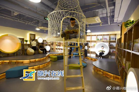 #嘉兴身边事#陪读时光,换个姿势来阅读... 来自嘉兴咖啡爸爸